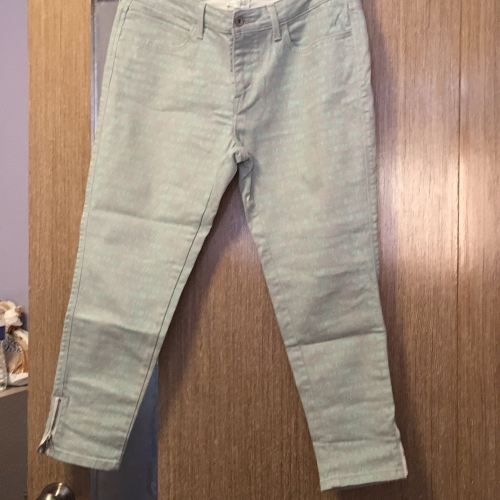 LEVI’S skinny jeans with mint green writing. Size 33